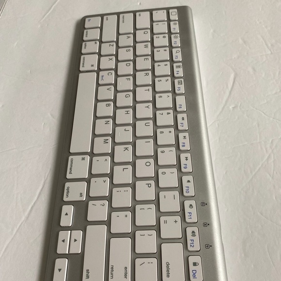 Omoton Bluetooth keyboard with sliding stand - Picture 2 of 15
